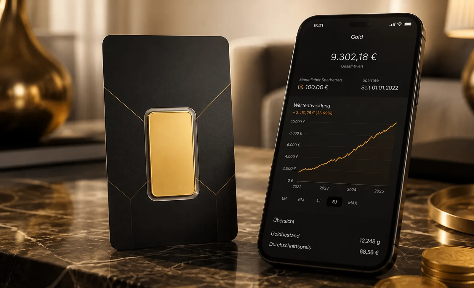 Goldbarren neben Smartphone mit Goldsparplan-App und Wertentwicklung